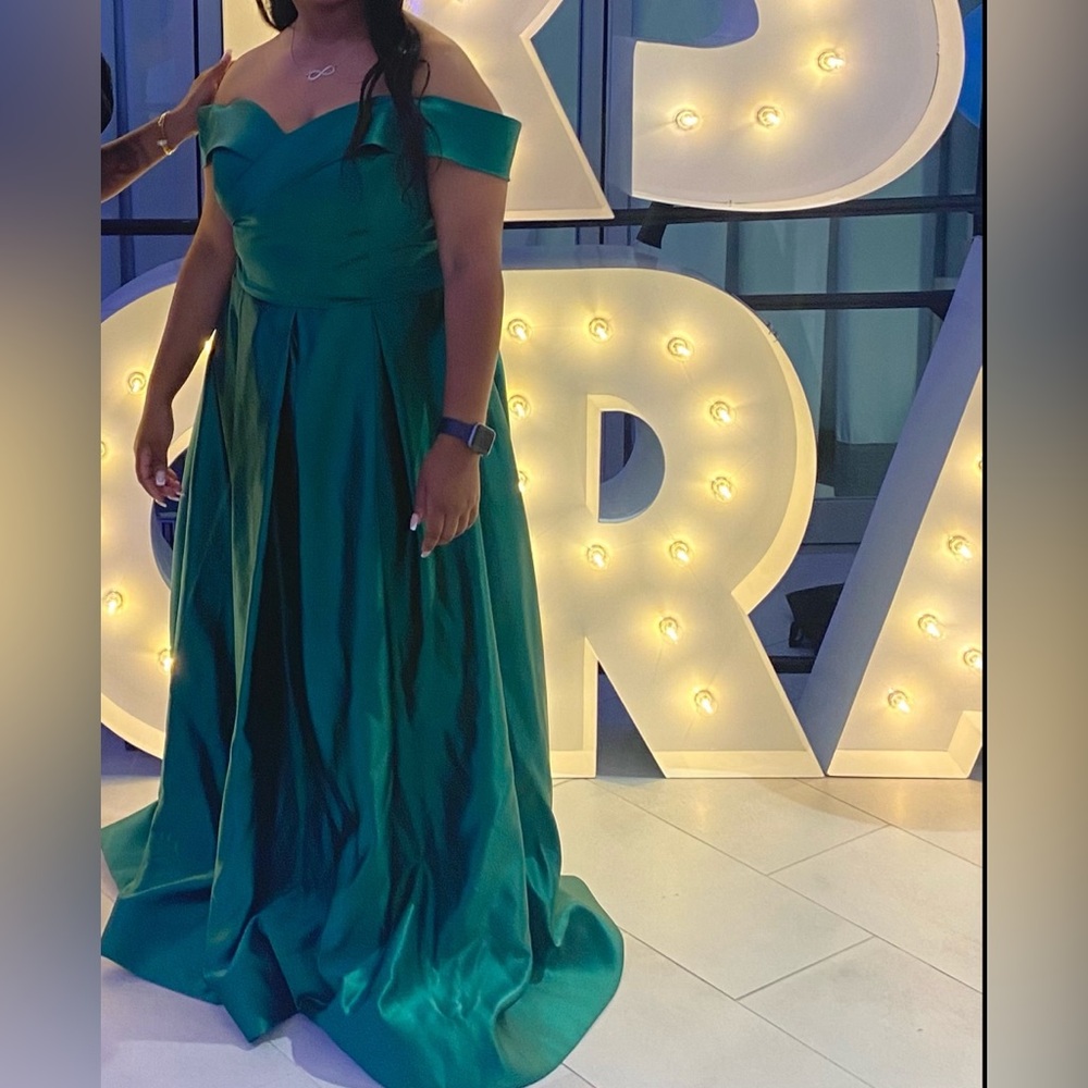 Elegant Green Off-Shoulder Evening Gown